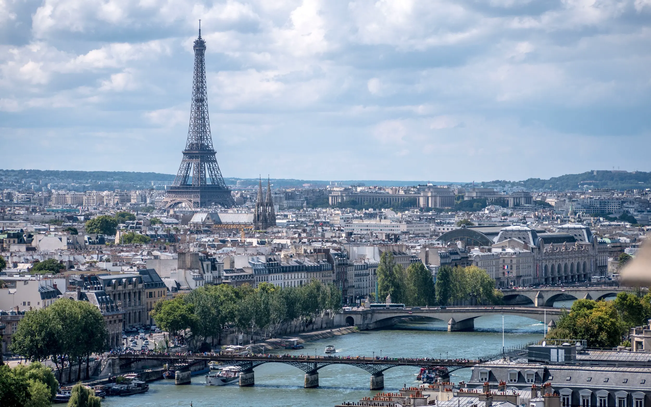 Exploration parisienne facilitée : Les bénéfices de réserver un van longue distance